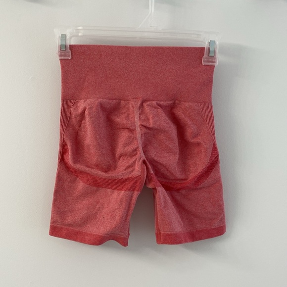 Amazon women’s athletic lifting shorts with scrunch and outline - size xs - Picture 2 of 3